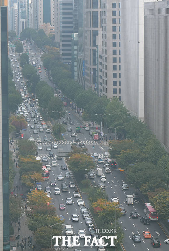 미세먼지 수치가 한때 나쁨 수준을 보인 서울 강남대로가 잔뜩 흐려있다.