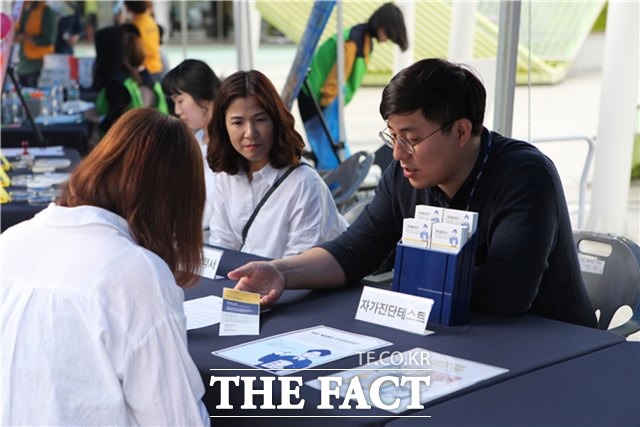 스포츠토토 건전구매서약서에 서명을 하고 있는 시민들./케이토토 제공