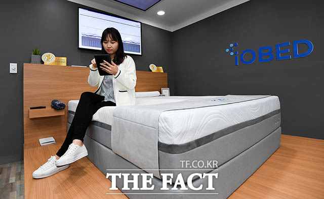 2018 한국전자산업대전이 24일 오후 서울 강남구 삼성동 코엑스 전시홀에서 열린 가운데 침대 전문기업 아이오배드 부스에서 모델이 사물인터넷(IoT) 기술을 접목한 매트리스인 iOBED를 체험하고 있다. /김세정 기자