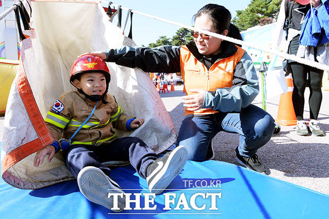 25일 오전 서울 영등포구 여의공원로 문화의 마당에서 열린 2018년도 서울안전한마당에서 아이들이 재난안전체험을 하고 있다. /이선화 기자