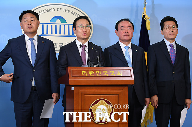 더불어민주당 홍영표, 바른미래당 김관영, 민주평화당 장병완, 정의당 윤소하 4당 원내대표(왼쪽부터)가 25일 오전 국회 정론관에서 ‘양승태 사법부’의 사법농단 사건을 전담할 특별재판부 설치 추진 기자회견을 하고 있다. /국회=이새롬 기자