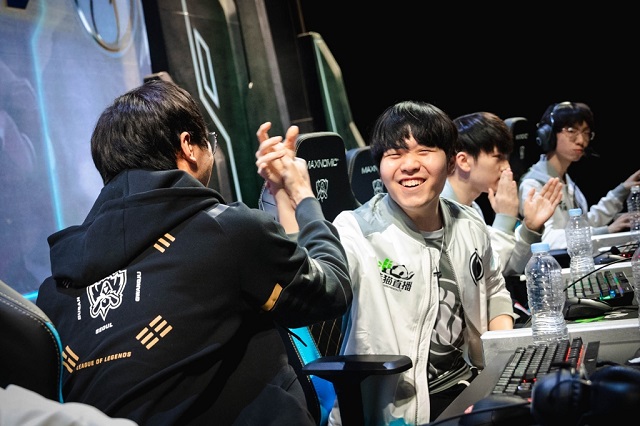 중국 인빅터스 게이밍 선수들이 2018 리그오브레전드 월드 챔피언십 8강 경기에서 파이팅을 외치고 있다. /라이엇게임즈 제공
