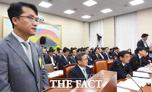 가맹점 갑질 논란에 휩싸인 박현종 BHC 회장이 지난 15일 서울 여의도 국회에서 열린 정무위원회 국정감사에 증인으로 출석했다. /더팩트 DB