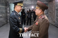 [TF포토] '장군들의 맞잡은 두 손'…제10차 남북장성급 회담