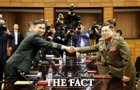 [TF포토] 제10차 남북장성급 회담 종결, '악수하는 남북'