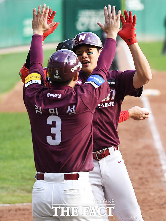 2018 신한은행 마이카 KBO리그 포스트시즌 SK 와이번스와 넥센 히어로즈의 플레이오프 1차전 경기가 27일 오후 인천 문학동 SK행복드림구장에서 열렸다. 5회초 넥센 송성문이 투런 홈런을 친 뒤 홈으로 들어와 기뻐하고 있다. / 인천=배정한 기자