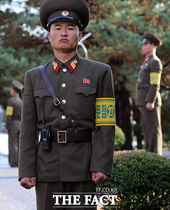 국방부는 28일 판문점 공동경비구역(JSA) 비무장화 조치에 대한 남·북·유엔군사령부 3자의 공동검증을 완료했다고 밝혔다. 사진은 북측 판문점 뒤편 통일각에서 판문점 민사경찰 27이라고 적힌 완장을 찬 채 북한 군인이 경비를 서고 있는 모습. /사진공동취재단
