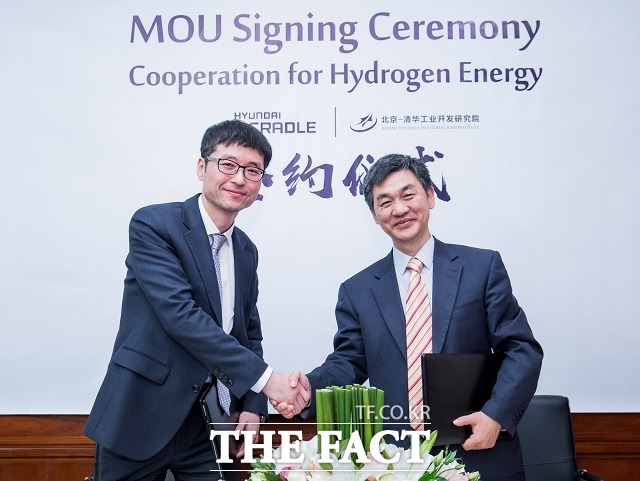 현대차는 최근 베이징에 있는 칭화대에서 현대차 오픈이노베이션사업실 황윤성 이사(왼쪽)와 칭화연구원 주더취엔 교수가 수소 에너지 전략 협업 MOU를 체결한 바 있다. /현대차 제공