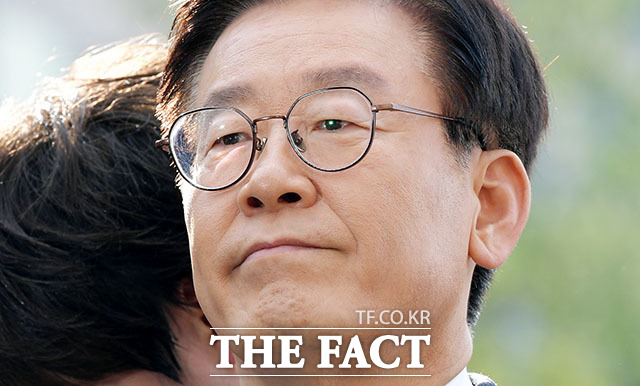 이재명 경기도지사가 29일 피고발인 신분으로 경찰 조사에 출석했다. 이 지사가 이날 분당경찰서에 출석해 취재진의 질문에 답하고 있다. /분당경찰서=이덕인 기자