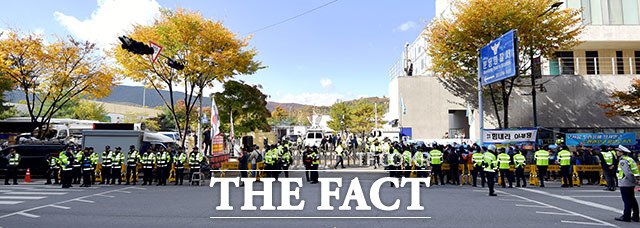 현장은 이 지사가 등장하기 전부터 맞불집회로 뜨거웠다. 이 지사가 29일 오전 경기 성남시 분당경찰서에 출석한 가운데 이 지사 지지자들(오른쪽)과 구속수사를 촉구하는 시민단체 회원들이 집회를 열고 있다. /이덕인 기자