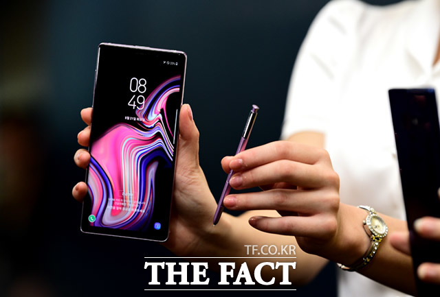 재계는 이재용 부회장의 베트남 출장이 부진한 스마트폰 사업을 타개할 방안 마련을 위한 것으로 보고 있다. 사진은 삼성전자 최신 스마트폰 갤럭시노트9. /더팩트 DB