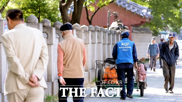 건강보험심사평가원과 국민건강보험공단에 따르면 2017년 의료급여 총 진료비가 7조원을 넘어섰다. 사진은 서울 종로구 종로2가 탑골공원을 찾은 노인들이 공원 주변을 걷고 있는 모습이다. /더팩트DB