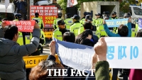[TF포토] 이재명 경찰 소환, '무죄vs구속' 경찰서 앞 맞불 집회