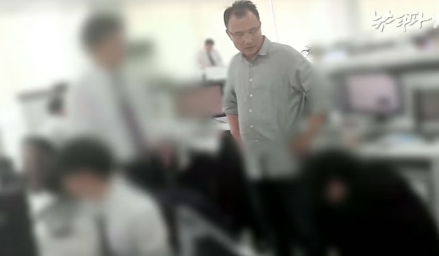 국내 웹하드 업체 위디스크와 파일노리의 실소유주인 양진호 한국미래기술 회장이 지난 2015년 4월 경기도 성남시 분당 위디스크 사무실에서 전직 직원을 폭행한 영상이 공개돼 파문이 일고 있다. /뉴스타파 유튜브 영상 캡처