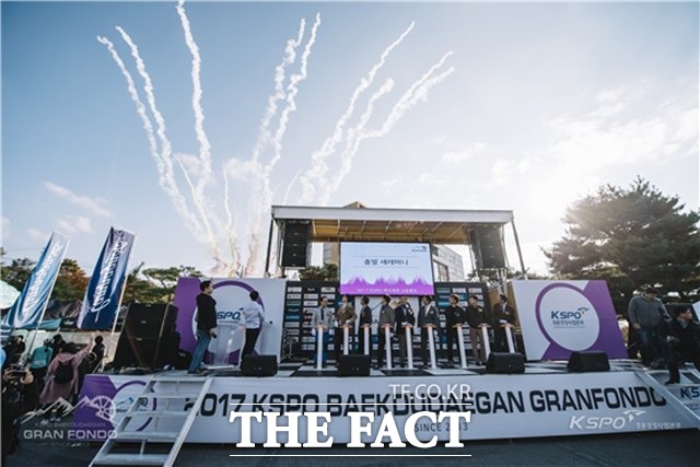 경륜경정사업본부가 주최하는 ‘서울올림픽 30주년 기념 2018 KSPO 백두대간 그란폰도’가 오는 11월 3일(토) 경북 영주에서 열린다. 사진은 2017백두대간 그란폰도 개막 세리머니 장면./경륜경정사업본부 제공