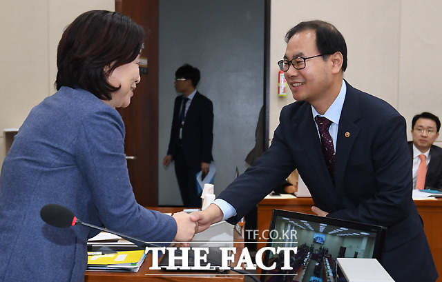 심상정 위원장과 인사 나누는 박영수 중앙선거관리위원회 사무총장(오른쪽)