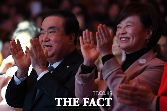 박수 갈채 보내는 문희상 국회의장(왼쪽)과 진선미 여성가족부 장관