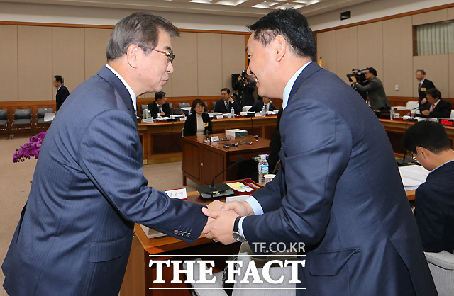 김관영 원내대표(오른쪽)와 악수하는 서훈 원장