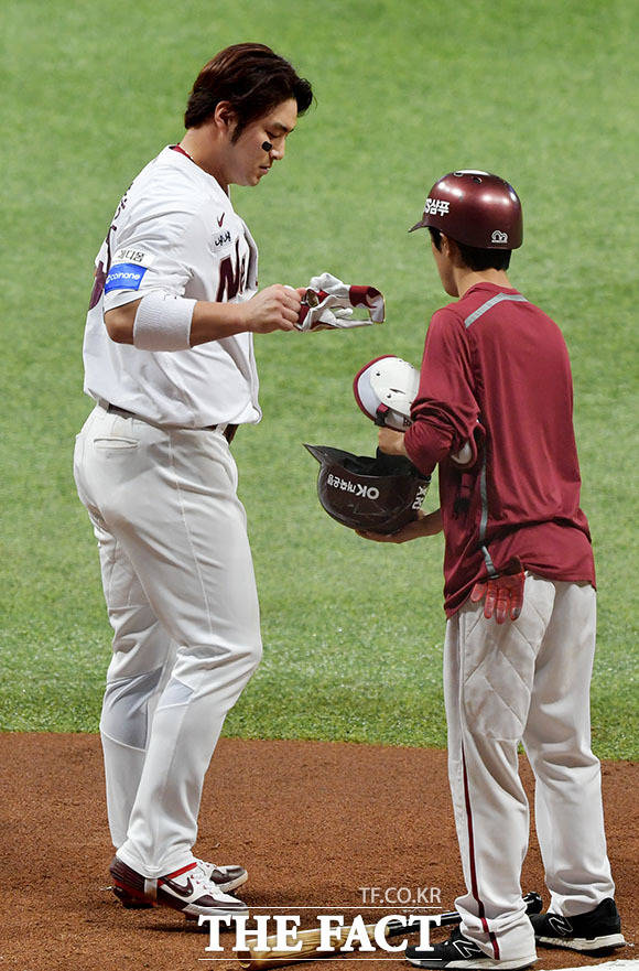 타석에서 내려오는 박병호