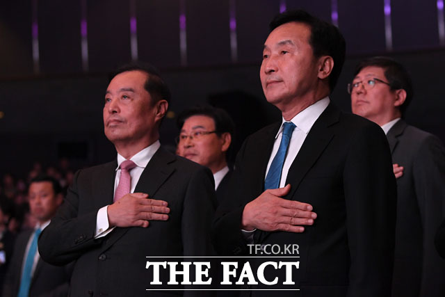 전국여성대회 참석한 김병준 자유한국당 비상대책위원장(왼쪽)과 손학규 바른미래당 대표
