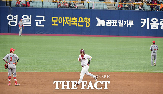 홈으로 이동하는 박병호