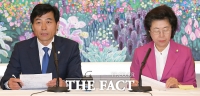 [TF포토] 국정원 국감 중간 브리핑하는 김민기-이은재