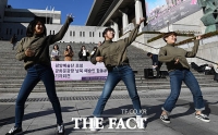 [TF포토] 남북 예술인 합동공연 제안 퍼포먼스, '달려가자 미래로'