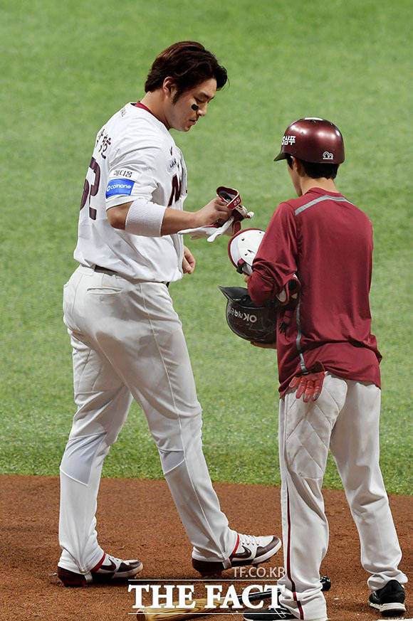 2018 신한은행 마이카 KBO 리그 포스트시즌 SK 와이번스와 넥센 히어로즈의 플레이오프 4차전 경기가 31일 오후 서울 구로구 고척스카이돔에서 열린 가운데 1회말 넥센 박병호가 타석에서 내려오고 있다. /이덕인 기자