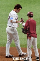 [TF사진관] 굳은 표정의 박병호, '첫 타석이 아쉬워~'