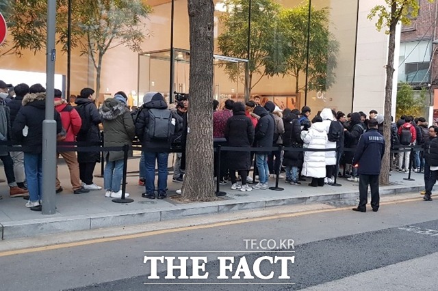 애플스토어는 2일 아이폰XS 시리즈 출시와 관련해 별다른 행사를 진행하지 않았지만, 충성고객들이 몰리면서 장사진을 이뤘다. /이성락 기자