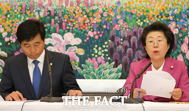 김민기(왼쪽) 민주당 의원과 이은재 한국당 의원은 지난달 31일 비공개로 진행된 국정원 국정감사와 관련한 브리핑에서 정확하게 내용을 전달하지 못하는 등 어설픈 모습을 보였다. 지난달 31일 김 의원과 이 의원의 중간 브리핑 당시. /국회사진취재단
