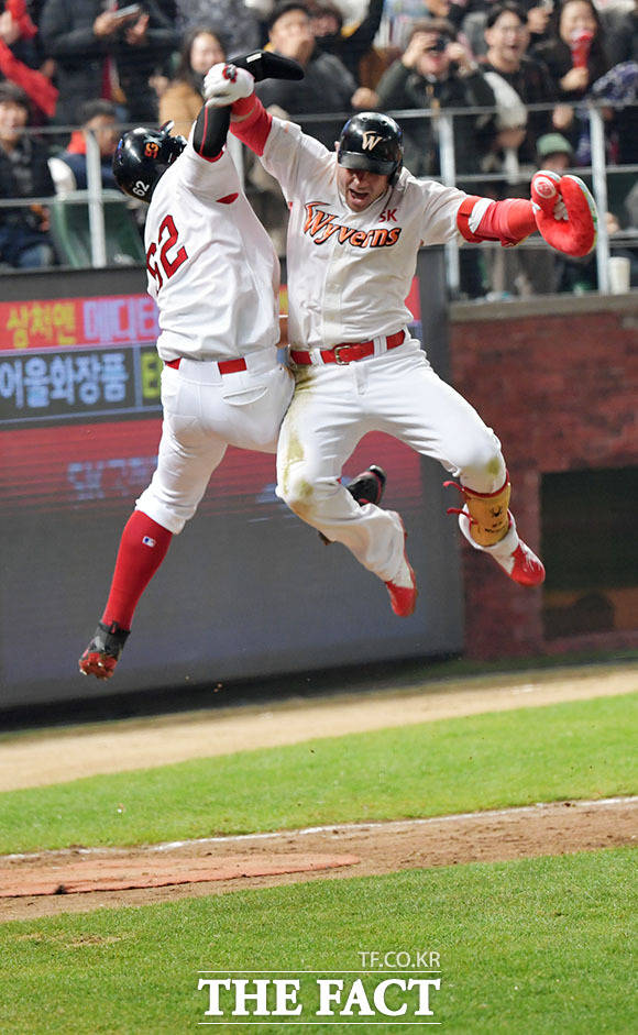 2018 신한은행 마이카 KBO 리그 포스트시즌 SK 와이번스와 넥센 히어로즈의 플레이오프 5차전 경기가 2일 오후 인천 문학동 SK행복드림구장에서 열렸다. 6회말 SK 로맥(오른쪽)이 스리런포를 치고 한동민과 기쁨을 나누고 있다./인천=이덕인 기자