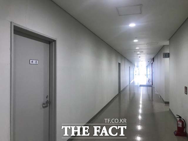 위디스크 사무실 주 출입문 뒤쪽 복도로 나있는 곳에 폐문이라 적힌 출입문이 발견됐다. 위디스크 직원들은 폐문이라 적힌 이곳을 통해 드나들었다. /판교=김서원 인턴기자