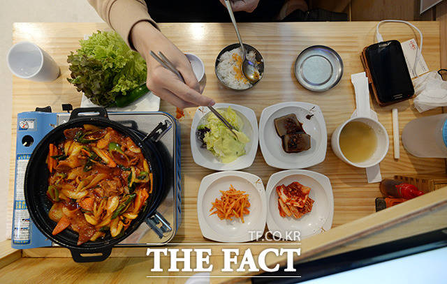 3일 통계청에 따르면 외식 물가지수가 7년만에 가장 큰 폭으로 상승했다. /더팩트DB