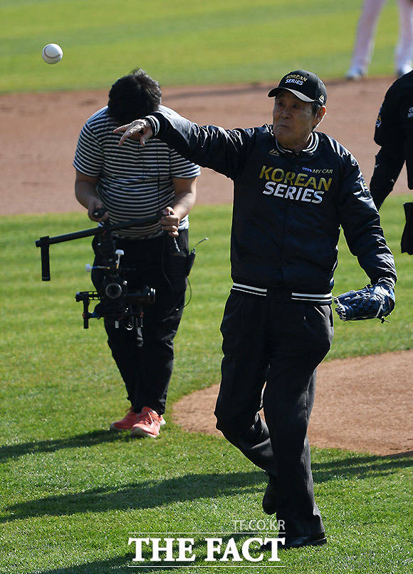 2018 신한은행 마이카 KBO 한국시리즈 1차전 두산 베어스-SK 와이번스의 경기가 4일 오후 서울 송파구 잠실야구장에서 열린 가운데 야구원로 어우홍 감독이 시구를 하고 있다. /이효균 기자