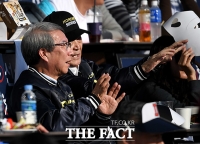 [TF포토] 한국시리즈 관람하는 야구총재와 야구원로