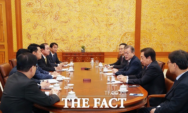 문재인 대통령이 5일 청와대에서 열린 여야 5당 원내대표들과 함께한 여·야·정 상설협의체 첫 회의에서 발언하고 있다. /청와대 제공