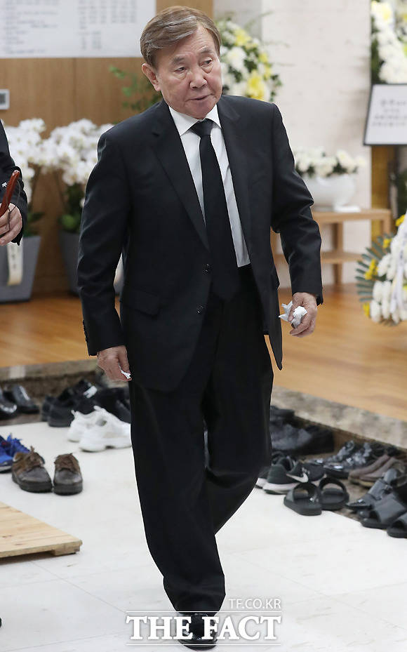 배우 양택조가 5일 오후 서울 송파구 풍납동 서울아산병원 장례식장에 마련된 故 신성일(81) 씨의 빈소를 찾아 조문하고 있다. /사진공동취재단