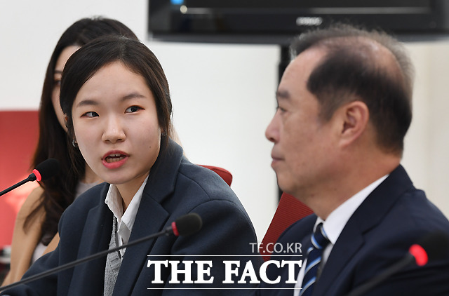 음주운전 피해자 윤창호 군의 이름을 딴 윤창호법 제정을 추진 중인 윤 군 친구 김민진(왼쪽) 씨 등 3명이 5일 국회에서 김병준 비대위원장과 면담을 하는 모습.