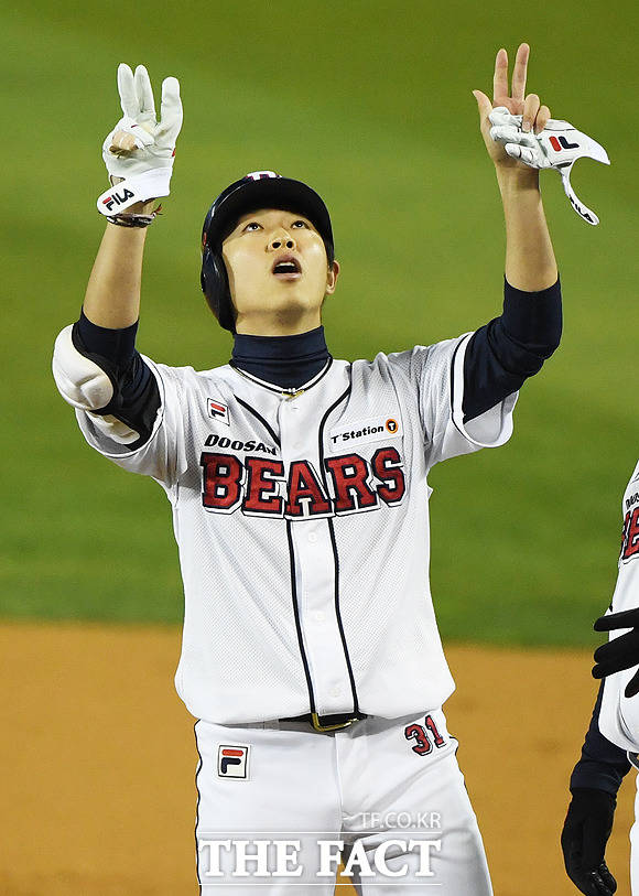 2018 신한은행 마이카 KBO 한국시리즈 2차전 두산 베어스-SK 와이번스의 경기가 5일 오후 서울 송파구 잠실야구장에서 열렸다. 3회말 두산 정수빈이 안타를 친 뒤 기뻐하고 있다. / 잠실야구장=배정한 기자