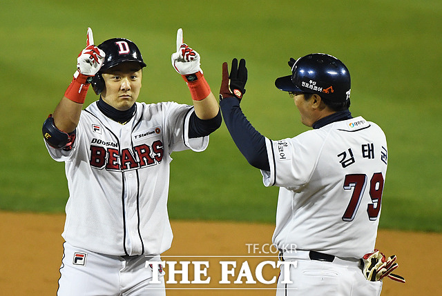 2018 신한은행 마이카 KBO 한국시리즈 2차전 두산 베어스-SK 와이번스의 경기가 5일 오후 서울 송파구 잠실야구장에서 열렸다. 8회말 두산 최주환이 1타점 안타를 친 뒤 기뻐하고 있다. / 잠실야구장=배정한 기자