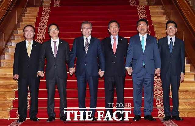 문재인(왼쪽 세 번째) 대통령이 5일 청와대에서 여야 5당 원내대표들과 여야정 국정상설협의체 첫 회의에 앞서 손을 잡고 기념촬영을 하고 있다. 왼쪽부터 민주평화당 장병완, 더불어민주당 홍영표 원내대표, 문 대통령, 자유한국당 김성태, 바른미래당 김관영, 정의당 윤소하 원내대표. /청와대 제공