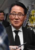 [TF포토] '고 신성일 빈소 찾아 조문하는 박지원 의원'