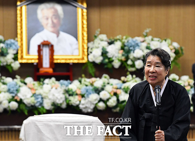 배우 고 신성일 미망인 엄앵란이 영결식에서 추모객을 향해 인사를 하고 있다. /서울아산병원=이동률 기자