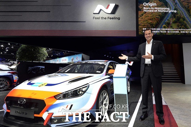 6일 중국 상하이 국가회의전람센터에서 열린 제1회 중국 국제 수입박람회에서 토마스 쉬미에라 현대차 상품전략본부장 부사장이 고성능 브랜드 N을 소개하고 있다. /현대차 제공