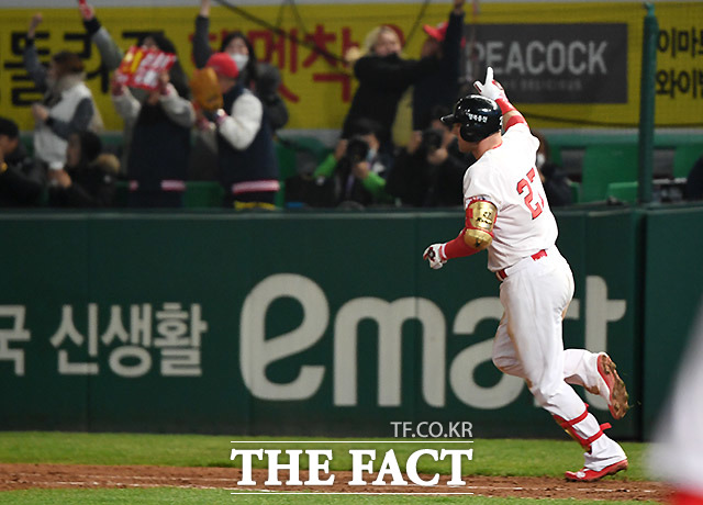 2018 신한은행 마이카 KBO 한국시리즈 3차전 두산 베어스전에서 1회에 이어 8회에도 홈런을 친 로맥이 기분좋게 베이스를 돌고 있다./인천=이효균 기자