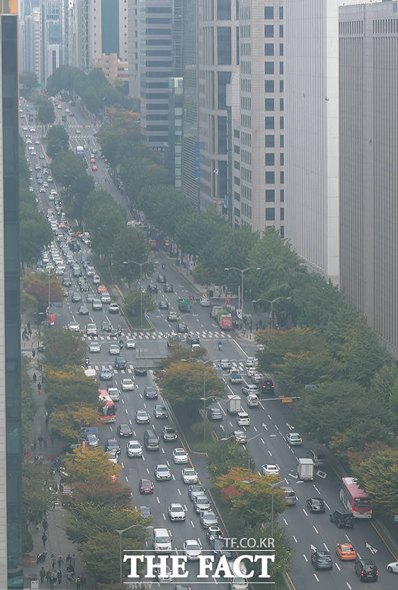 환경부는 7일 서울, 인천, 경기(연천·가평·양평 제외) 등 수도권 대부분 지역에 미세먼지 비상저감조치를 시행한다. 사진은 미세먼지로 뒤덮인 서울 강남대로 거리. /더팩트 DB