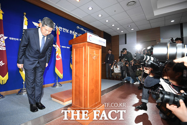 정경두 국방부 장관이 7일 오전 서울 용산구 국방부 브리핑룸에서 5·18 민주화운동 당시 계엄군의 성폭행 사실이 확인된 것과 관련해 사과를 하고 있다. /임세준 기자