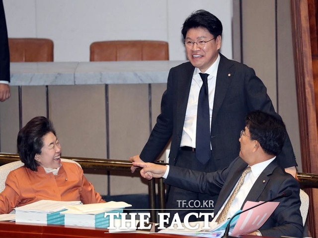 자유한국당 이은재(왼쪽)·장제원(가운데) 의원이 지난 6일 예산결산특별위원회 전체회의 도중 얘기를 나누며 웃고 있다. /뉴시스