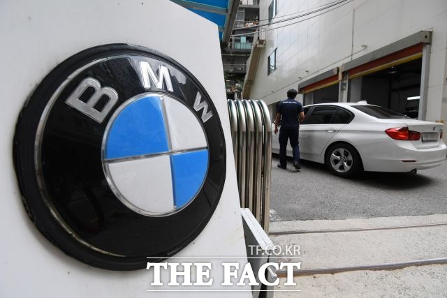 한국교통안전공단은 민관합동조사단이 진행한 BMW 화재원인 중간 조사 결과를 7일 발표했다. 사진은 BMW 차량이 리콜을 받기 위해 서비스센터로 들어가는 모습. /더팩트 DB